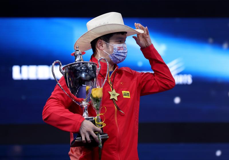 【世乒賽】領(lǐng)獎名場面逗樂全網(wǎng)，樊振東：和獎杯還不是太熟