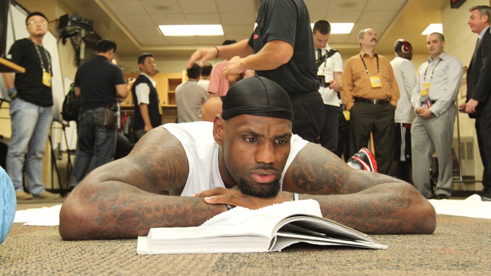 【NBA】勒布朗愛(ài)讀書？名宿：他只是在書上涂色