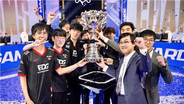 【電競(jìng)】EDG戰(zhàn)隊(duì)主教練楊濟(jì)松：這一切回想起來還是那么夢(mèng)幻