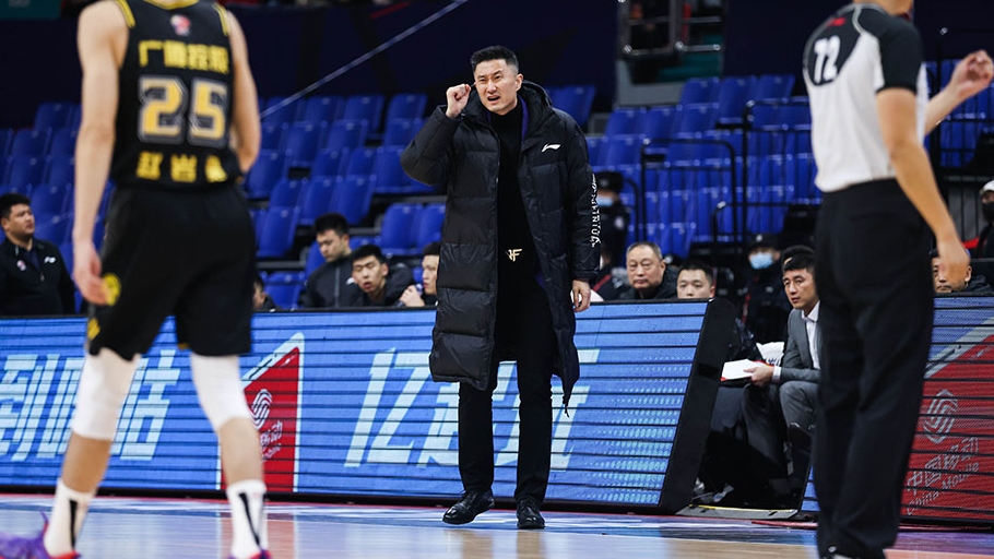 【CBA】面對(duì)輸球杜鋒平靜，他送給小將禮物