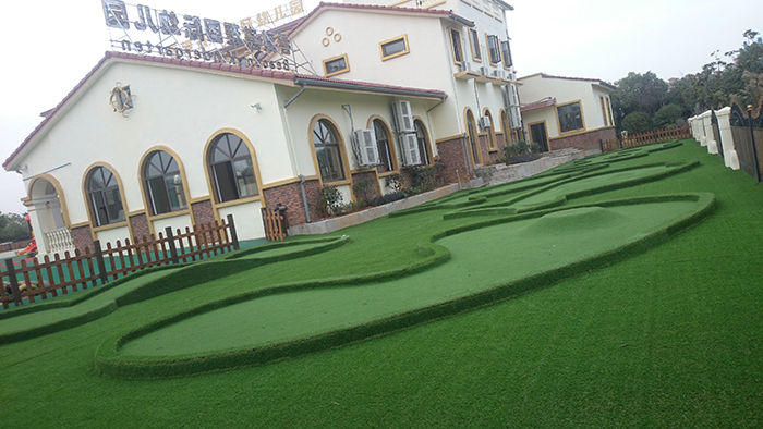 幼兒足球場(chǎng)人工草坪運(yùn)動(dòng)系統(tǒng)-草絲選用C型單絲，柔軟舒適，挺直度佳,安全環(huán)保的PU背膠(圖文)