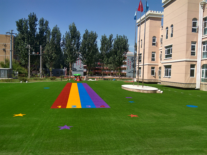 幼兒足球場(chǎng)人工草坪運(yùn)動(dòng)系統(tǒng)-草絲選用C型單絲，柔軟舒適，挺直度佳,安全環(huán)保的PU背膠(圖文)
