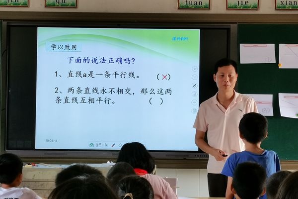 東鳳鎮(zhèn)教育和體育事務(wù)中心教研員吳正輝到吉昌小學指導數(shù)學課堂教學