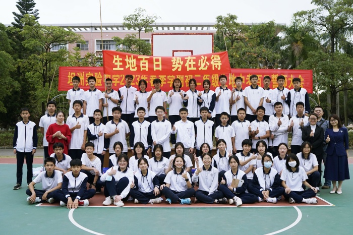 秣馬揚(yáng)鞭酬壯志，奮楫篤行鑄輝煌