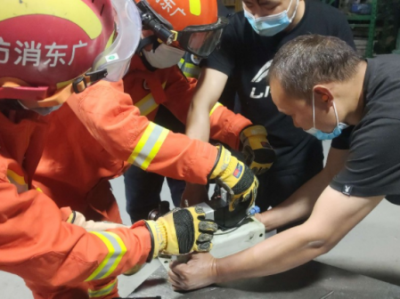 驚險！男子手指被機器“咬”住，中山三角鎮(zhèn)消防火速救援