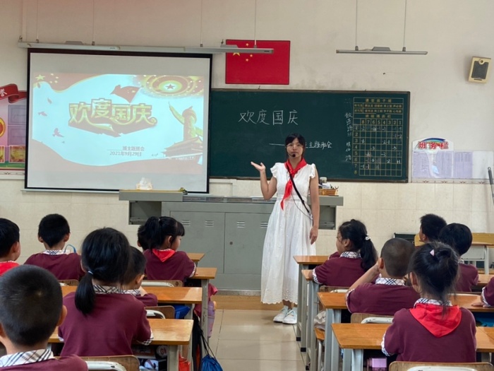 二年級學(xué)生進(jìn)行國慶主題教育2.JPG