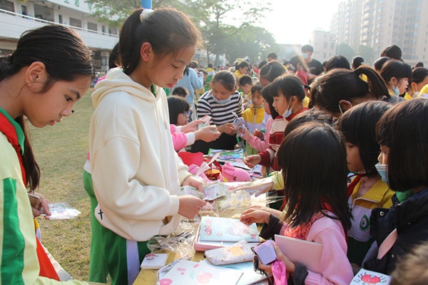 快樂(lè)奉獻(xiàn)，愛(ài)心無(wú)限