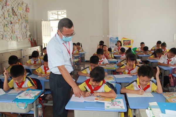 胡小明督學(xué)到安樂小學(xué)指導(dǎo)工作