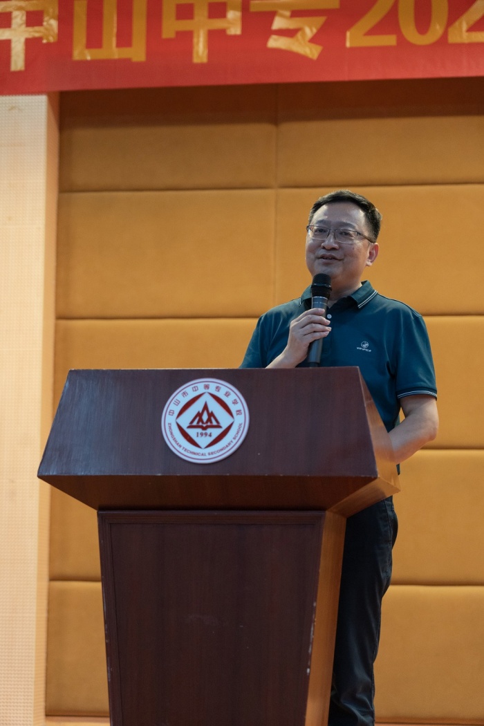 重溫先輩奮斗史 開拓學(xué)校新局面——中山中專黨委書記、校長(zhǎng)陳峰開講2021年秋季開學(xué)思政第一課