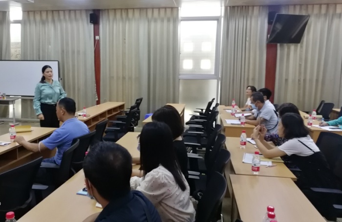 開展學農(nóng)實踐，體驗勞動光榮