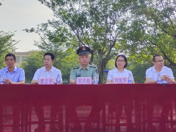 學(xué)軍人風(fēng)采，強(qiáng)國(guó)防意識(shí)