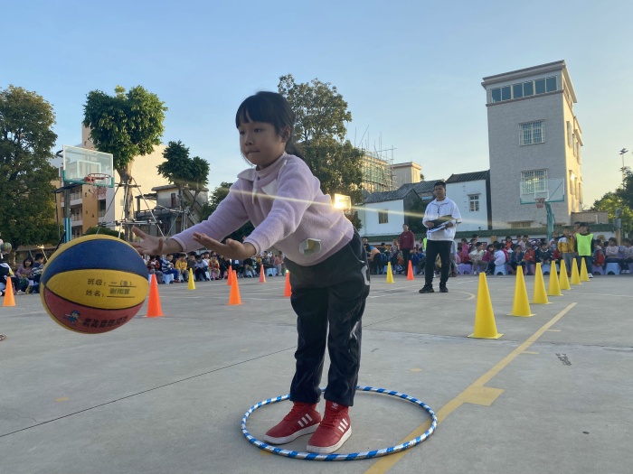 籃天灑汗水，球技展群彩