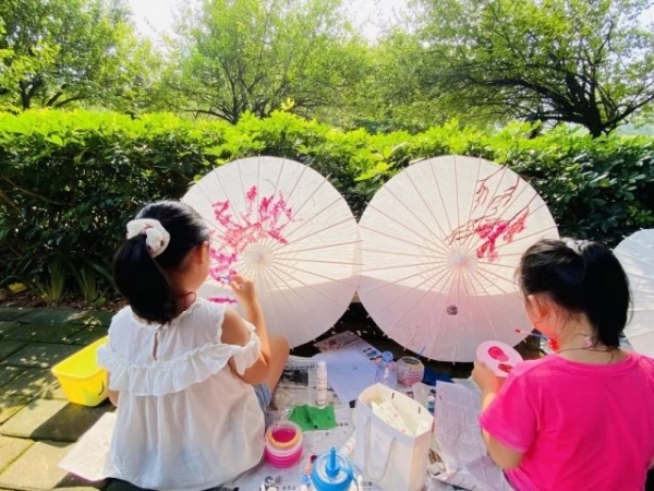 大手牽小手，“繪”出對祖國的祝福