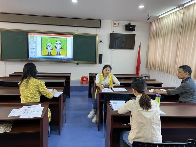 調(diào)整大小 英語(yǔ)科組在研討.jpg