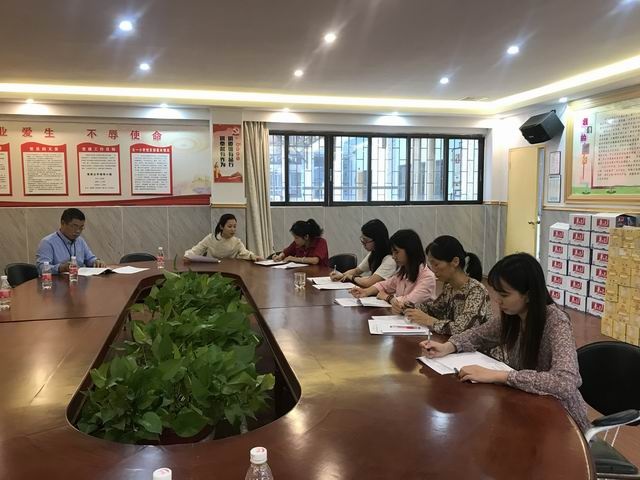 調(diào)整大小 10.10 古一小學(xué)英語科組在認真研討語篇研讀.JPG