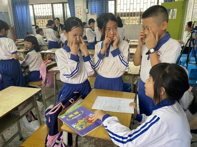 調(diào)整大小 小組在積極完成活動(dòng).JPG