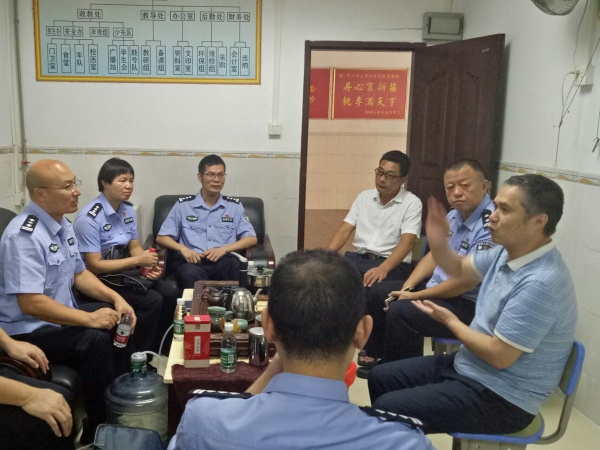 朱德友校長結(jié)合學(xué)校開展工作情況進(jìn)行了具體匯報