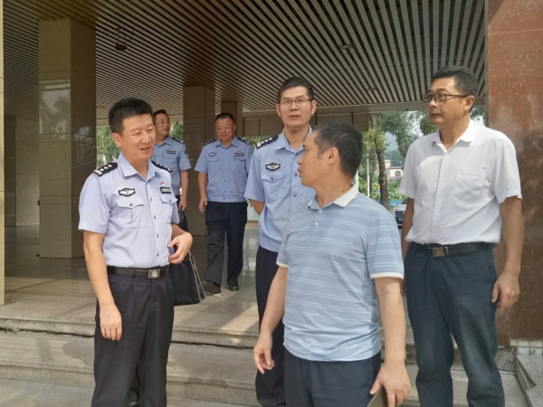 中山市公安局姚慶峰警官一行到新苗學(xué)校檢查指導(dǎo)工作
