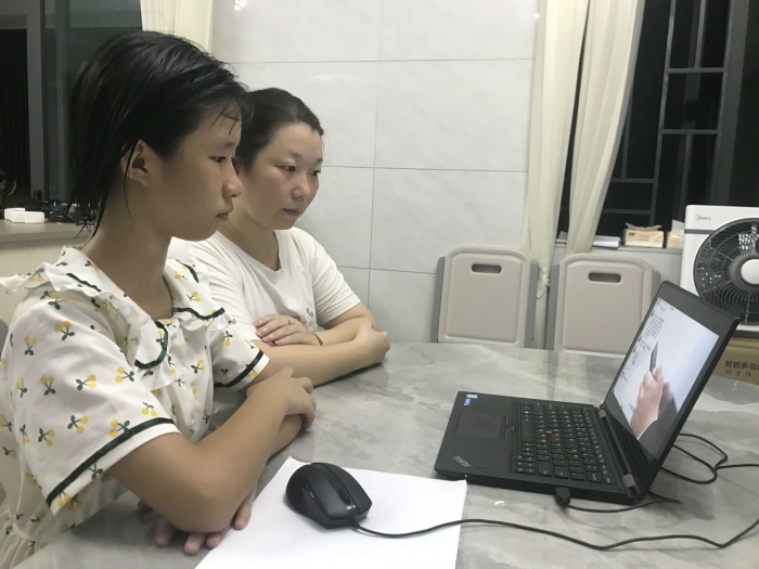 小瀝小學(xué)學(xué)生觀看脊柱健康講座相片 (4).jpg