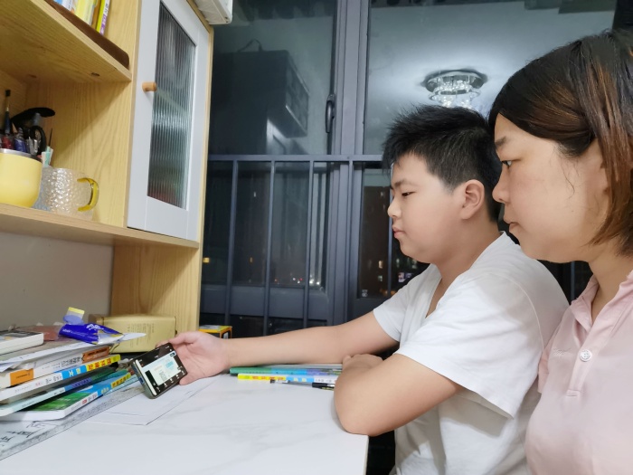 小瀝小學(xué)學(xué)生觀看脊柱健康講座相片 (5).jpg