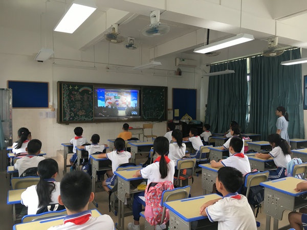 11 看“開學(xué)安全第一課”.jpg