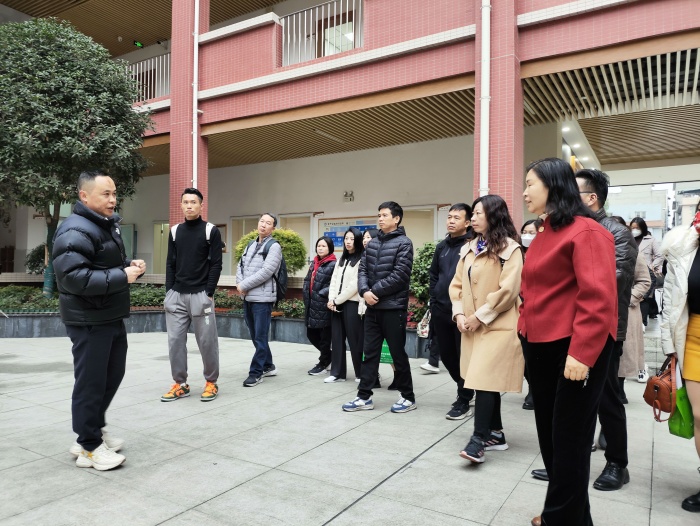 8參觀成都信息工程大學(xué)附屬學(xué)校 (2).jpg