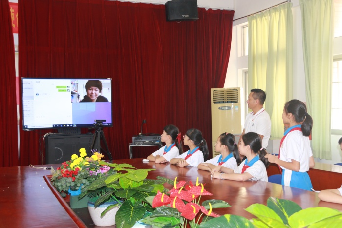 潮州市饒平縣新圩鎮(zhèn)中心小學(xué)支教楊立嫦視頻連線 (1).JPG