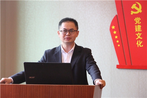 初一年級(jí)校長(zhǎng)黃建軍