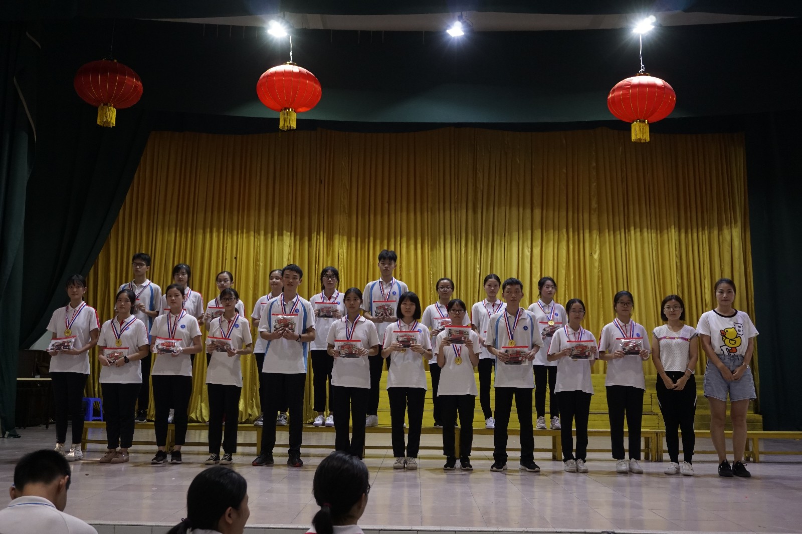 配圖2:獲獎學生代表合影留念.jpg 配圖2:獲獎學生代表合影留念.jpg