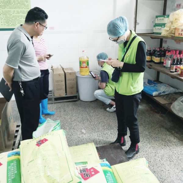 市食品藥品監(jiān)督管理局工作人員進(jìn)行抽樣檢查