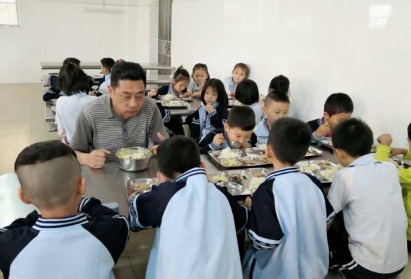 段岳華副校長與學(xué)生共進(jìn)餐