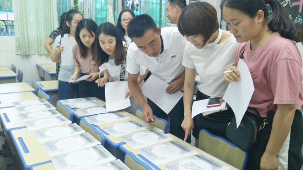 參賽書法作品評比現(xiàn)場