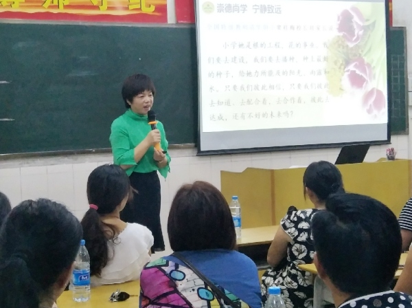 鄒麗副校長(zhǎng)在家長(zhǎng)會(huì)上發(fā)言