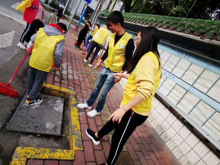 開發(fā)區(qū)第一小學:“弘揚雷鋒精神,共建文明火炬”志愿活動