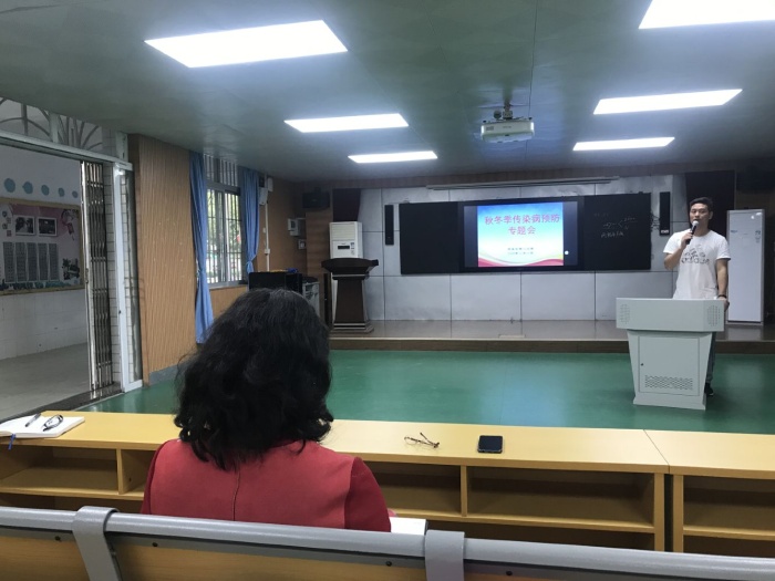 開發(fā)區(qū)二小舉行防疫應(yīng)急演練及嘔吐物處置培訓(xùn)