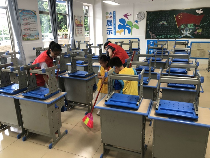 愛國衛(wèi)生大掃除 干凈美麗迎“雙節(jié)”