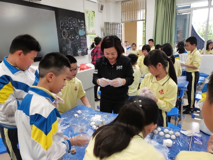 喜慶元宵節(jié)，親子包湯圓