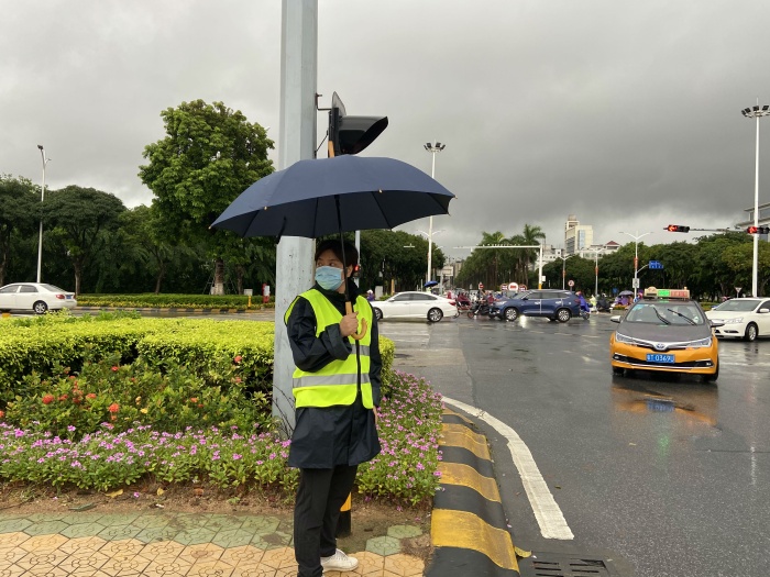 開(kāi)發(fā)區(qū)第一小學(xué)：【我為群眾辦實(shí)事】站崗執(zhí)勤 文明出行