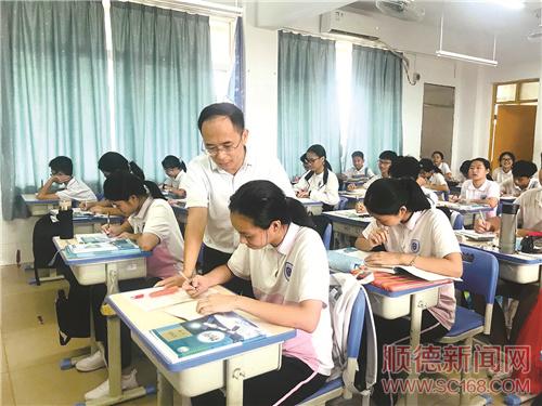 師德標(biāo)兵 甘為人梯育桃李