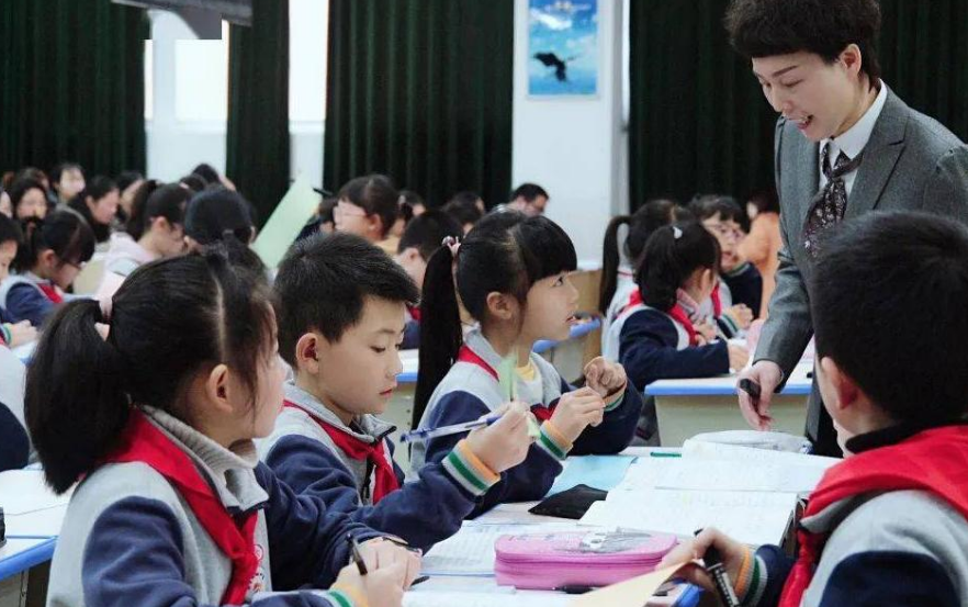 課后延時(shí)服務(wù)實(shí)施，一老師口出狂言勸退家長，“你家沒有人了？”