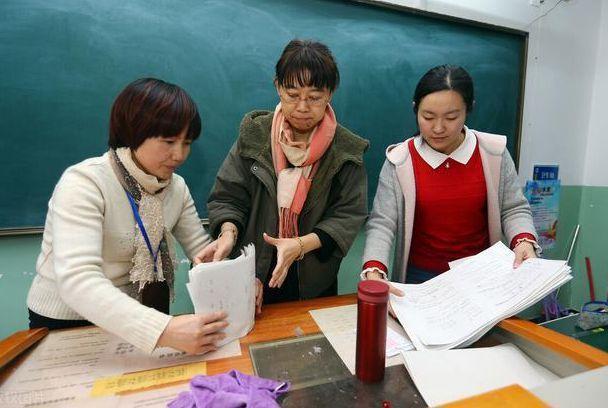 “為啥我教學(xué)20年還是初級(jí)職稱”？教師留言引熱議，官方回應(yīng)來(lái)了