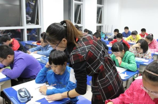 年輕的女老師被辭退，理由竟然是因為“雙減”，到底發(fā)生了什么