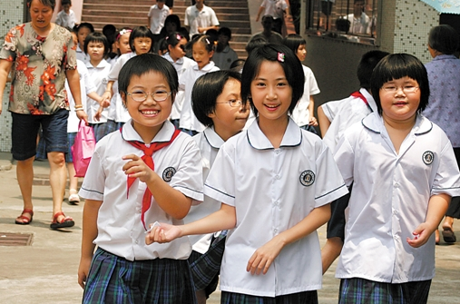 學(xué)校“天價校服”賬單曝光，家長勇敢簽下“不同意”，獲網(wǎng)友支持