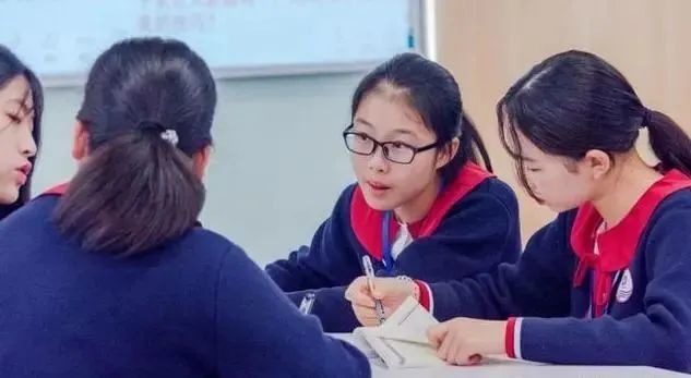 課后服務(wù)“5＋2”模式實(shí)行兩周后，一位老師被舉報(bào)了……