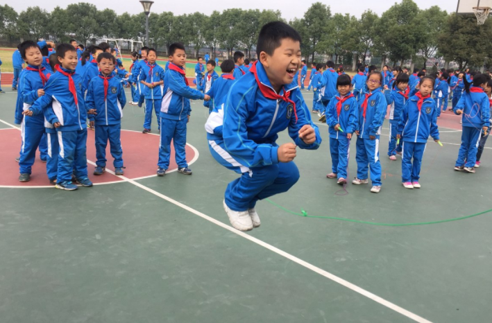 “天價(jià)校服”賬單出爐，一家長勇敢簽下“不同意”，收到網(wǎng)友點(diǎn)贊