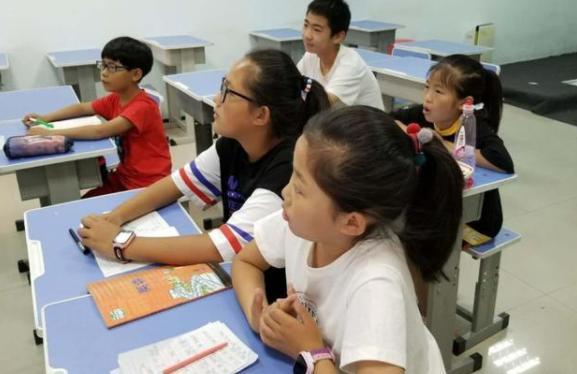 開學后校外培訓班樂壞了，課變少了錢沒少，家長對此看法不一