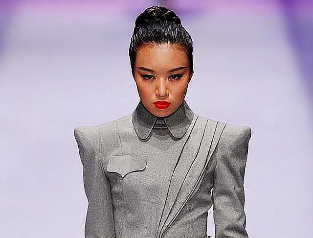 討論：給教師定制統(tǒng)一服裝，能提高社會(huì)地位和職業(yè)榮譽(yù)感嗎？