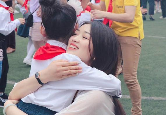 上海小學(xué)校服費用惹爭議，千元的價格地攤的質(zhì)量，家長簽字不同意