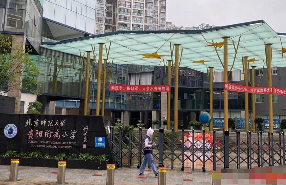 “頂流小學(xué)”37名家長(zhǎng)，聯(lián)名要求7歲女孩退學(xué)，原因是什么？