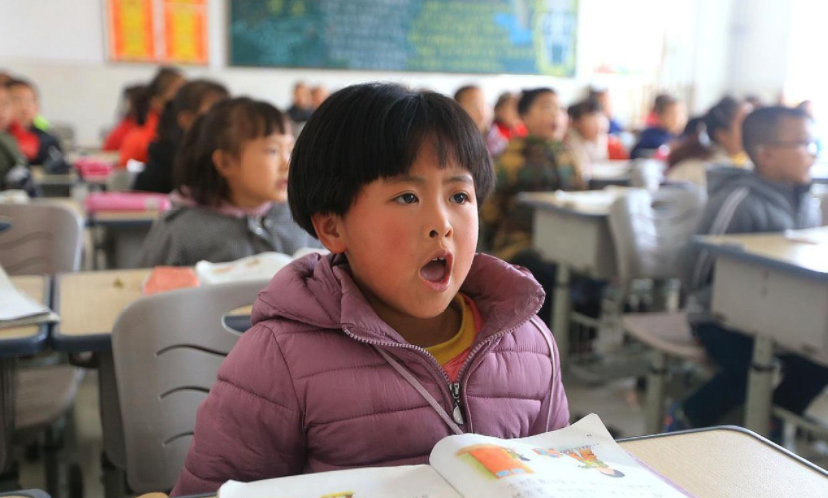 河南某小學(xué)兩名老師被調(diào)走，校長請村民來代課，家長顧慮重重